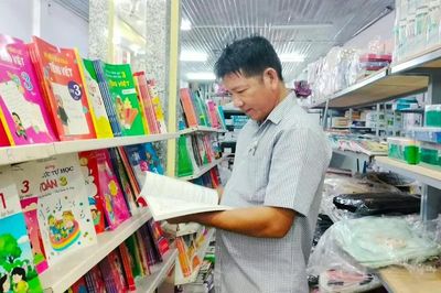 Trước năm học mới, phụ huynh ở Cà Mau 'chật vật' tìm mua sách giáo khoa