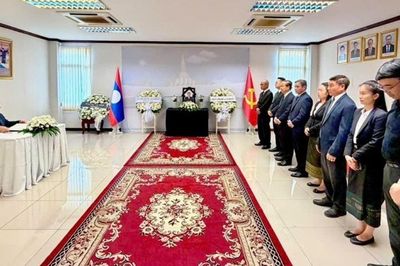 Tổng Lãnh sự quán Việt Nam tại Khon Kaen viếng đồng chí Xaysomphone Phomvihane