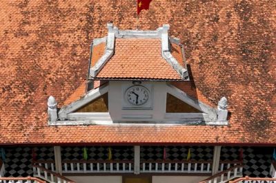 Độc lạ chiếc đồng hồ trăm tuổi gắn với ngôi trường hơn 120 năm ở TPHCM