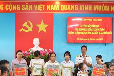 Vùng 4 Hải quân nhận đỡ đầu con 3 ngư dân bị nạn trên biển