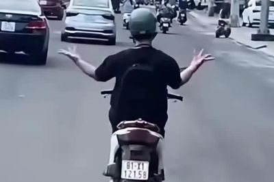 Xác minh người đàn ông bỏ hai tay, múa trên xe máy