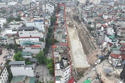 Hình ảnh dãy nhà xen kẹt giữa 2 đường ở Hà Nội sắp thành bãi đỗ xe, vườn hoa