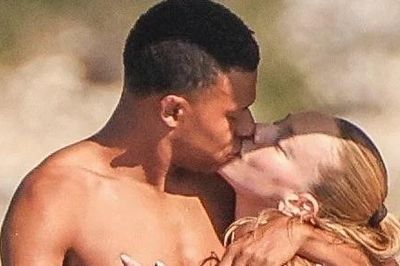 Mbappe công khai hôn bạn gái trước khi về 'điểm danh' với Mourinho