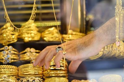 Vàng 'tàu lượn' từ 5.600 xuống dưới 4.000 USD: Kịch bản nào cho cuối năm?