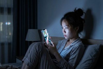 Giới trẻ nghiện video ngắn: Lướt trong vô thức và cả đêm không ngủ