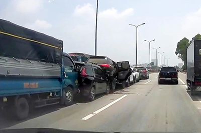 7 ô tô va chạm liên hoàn trên Quốc lộ 18, 2 xe biến dạng