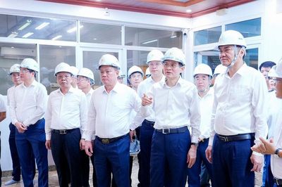 Giám đốc Học viện Chính trị quốc gia Hồ Chí Minh Đoàn Minh Huấn thăm các dự án tại phường Hoàng Mai, tỉnh Nghệ An