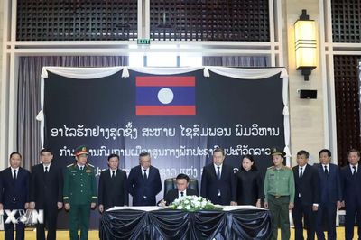Đoàn cấp cao Đảng Cộng sản Việt Nam viếng Chủ tịch Quốc hội Lào Xaysomphone Phomvihane