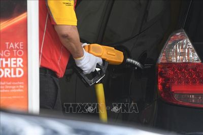 Iran tuyên bố tiếp tục đóng cửa eo biển Hormuz, giá dầu tiếp đà tăng