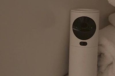 Cặp vợ chồng phát hiện camera quay lén hướng thẳng vào giường ngủ