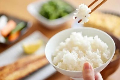 Khi nấu cơm chỉ cần thêm vài giọt nước này, điều bất ngờ sẽ xảy ra khi cơm chín