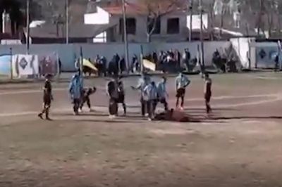 Bị rút thẻ đỏ, cầu thủ đấm gục trọng tài trên sân