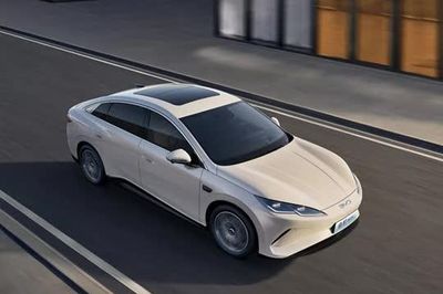 Xe sedan dài gần 4,9 mét, mạnh 326 mã lực, giá chưa tới 400 triệu đồng