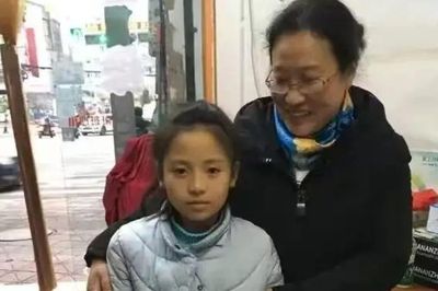 Cô giáo nhận học trò mồ côi làm con nuôi, câu chuyện 8 năm sau khiến nhiều người xúc động