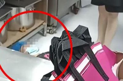 Một mình xử lý hàng trăm đơn gà rán, nam nhân viên bật khóc rồi ngã quỵ xuống sàn