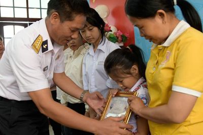 Vùng 4 Hải quân nhận đỡ đầu thêm 3 con của ngư dân có hoàn cảnh khó khăn