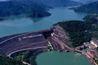 Đóng một cửa xả đáy hồ thủy điện Hòa Bình