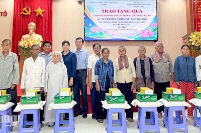 Trao 200 suất quà cho người dân xã Cô Tô