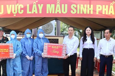 Chủ tịch UBND thành phố Đà Nẵng Nguyễn Mạnh Hùng động viên lực lượng làm nhiệm vụ tại Nghĩa trang liệt sĩ Hòa Châu