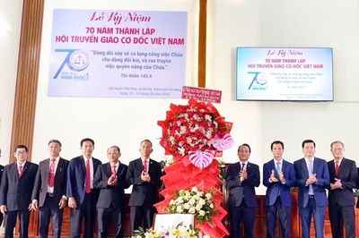 Chủ tịch Ủy ban MTTQ Việt Nam thành phố Nguyễn Đình Vĩnh dự lễ kỷ niệm 70 năm thành lập Hội Truyền giáo Cơ đốc Việt Nam