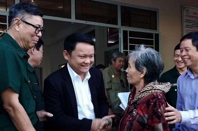 Một người con Đà Nẵng trao 254 triệu đồng hỗ trợ quê hương