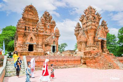 Giữ gìn vẻ đẹp Tháp Pô Klong Garai