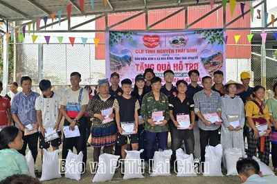 Trao tặng quà cho các hộ nghèo và học sinh có hoàn cảnh khó khăn tại bản Tả Cu Tỷ