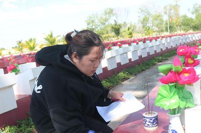 Nữ quản trang trẻ tận tâm