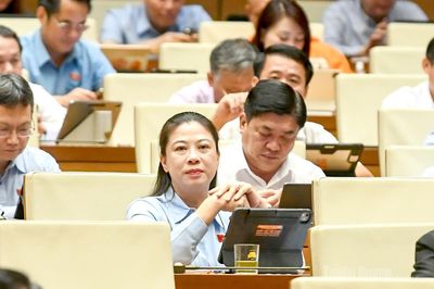 Đoàn ĐBQH tỉnh Tuyên Quang tham gia góp ý hoàn thiện các dự án luật tại hội trường