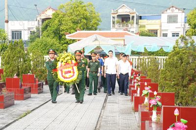 Lấy mẫu hài cốt liệt sĩ chưa xác định danh tính tại xã Vạn Phú