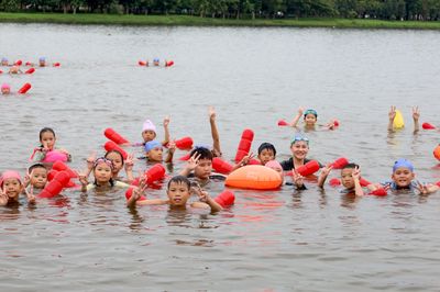 Lớp dạy bơi 0 đồng trên sông Hương