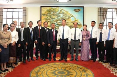 Phó Bí thư Thường trực Thành ủy Phạm Đức Tiến tiếp Đoàn các Trường Chính trị - Hành chính 4 tỉnh của Lào