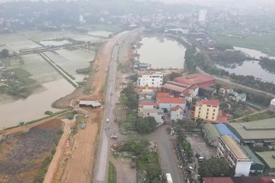 Hà Nội lên tiếng về hố sâu ven nhà dân, thi công 'xôi đỗ' trên quốc lộ 6