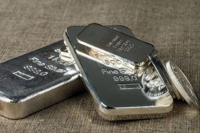 Ngày 12/8: Giá bạc trong nước giảm, thế giới tăng mạnh