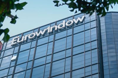 Hoạt động ngân hàng 'kín tiếng' của ông chủ Eurowindow Holding