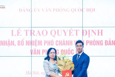 Đảng ủy Văn phòng Quốc hội trao Quyết định về công tác cán bộ