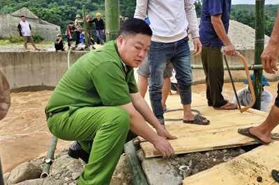 Công an xã dựng cầu tạm cho học sinh chuẩn bị đến trường năm học mới