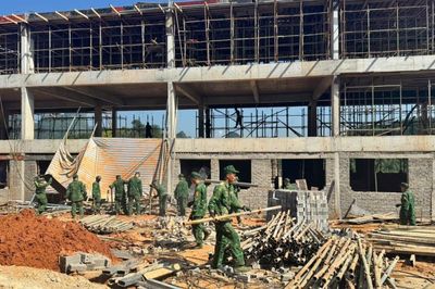 Cán bộ, chiến sĩ Biên phòng hỗ trợ xây dựng Trường nội trú liên cấp xã Đình Phong