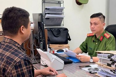 Thi hành Lệnh bắt giam, khám xét nơi ở của ông chủ nhà sách Tăng Tiến
