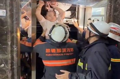 Giải cứu 13 người mắc kẹt trong thang máy ở Hà Nội, có 8 trẻ em: 'Dũng cảm lên! Có chú đây rồi!'