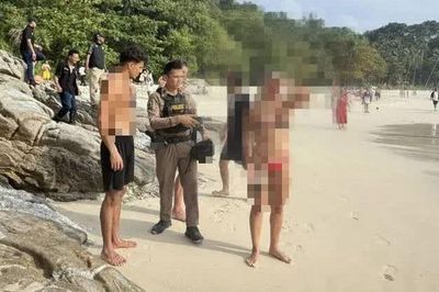 Biển động, cờ đỏ đã được cắm nhưng 2 du khách vẫn xuống bơi: 1 người bị sóng cuốn mất tích, cuộc tìm kiếm vẫn đang tiếp tục