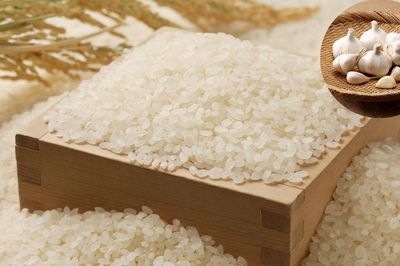 Vì sao nhiều người đặt tỏi vào thùng gạo? Mẹo nhỏ nhưng mang lại nhiều lợi ích bất ngờ