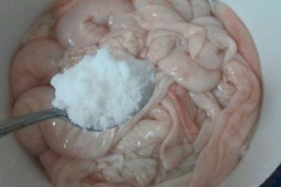 1 loại bột rẻ tiền có sẵn trong bếp giúp làm sạch lòng lợn: Hết nhớt, bớt mùi