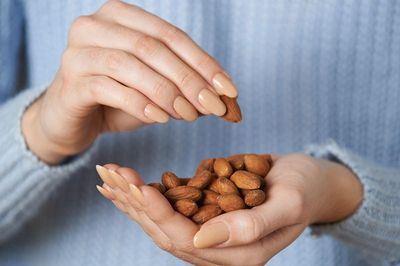 5 loại trái cây khô và hạt bạn nên thêm vào thực đơn để chăm sóc sức khỏe gan