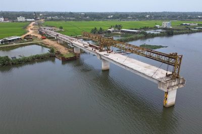 Hàng loạt cầu và đường dẫn thi công 'rùa bò', dân đợi hoài chẳng thấy thông xe