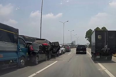 7 ô tô dồn toa trên quốc lộ ở Bắc Ninh, 2 xe biến dạng