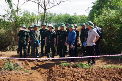 Khảo sát nơi nghi còn nhiều hài cốt liệt sĩ ở Quảng Trị