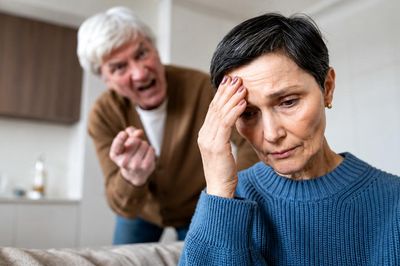 Muốn tuổi già êm đẹp, người khôn ngoan biết tránh 2 kiểu quan hệ này