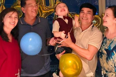 Bố mẹ chồng Lê Âu Ngân Anh và cháu nội 3 tuổi gây chú ý trong ngày đặc biệt