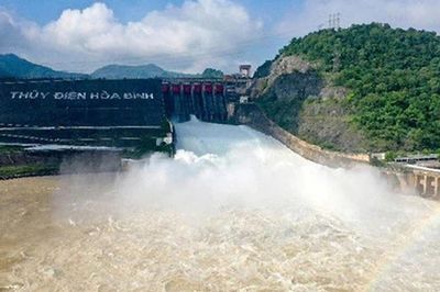 Đóng cửa xả lũ thủy điện Hòa Bình sáng nay